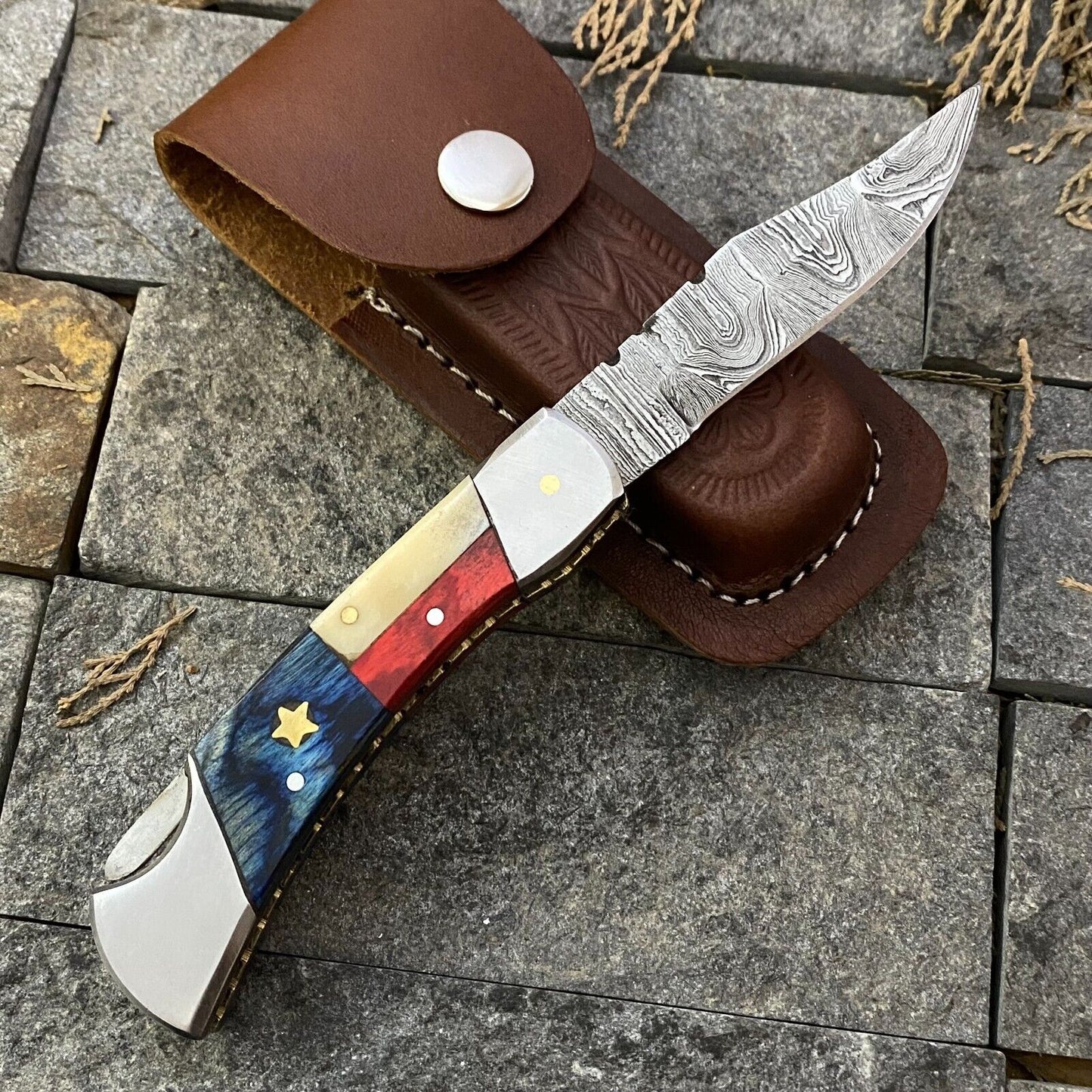 "Custom Texas flag pocket knife with leather sheath – perfect gift item"
