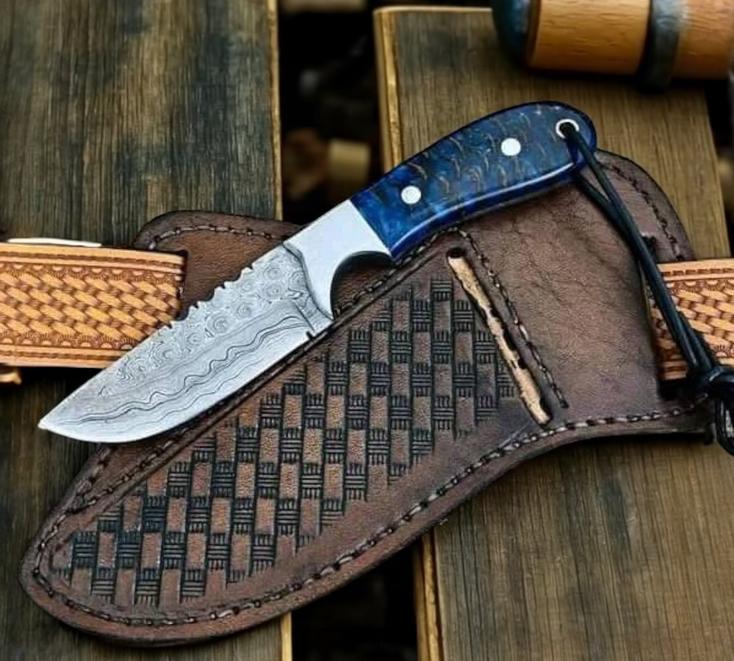 Rancher’s Knife – Damascus Steel with Pine-Cone Resin Handle & Leather Sheath