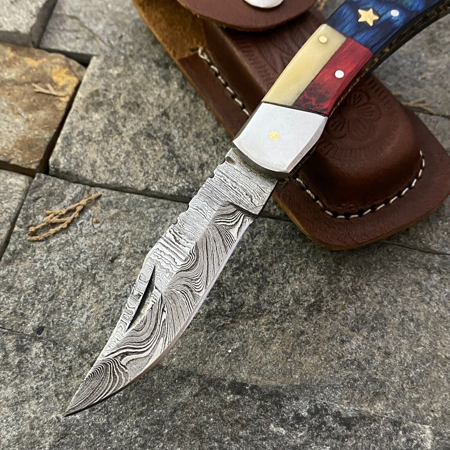 "Custom Texas flag pocket knife with leather sheath – perfect gift item"
