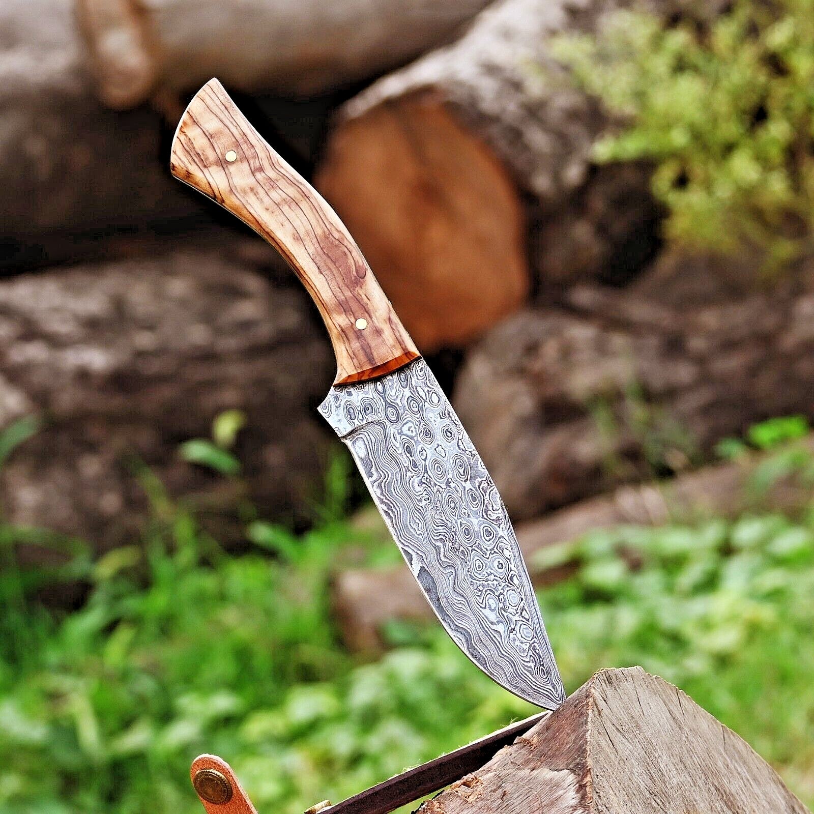 "10-inch Damascus steel hunting knife featuring a rosewood handle and brass guard"