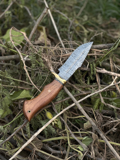 Damascus steel hunting knife