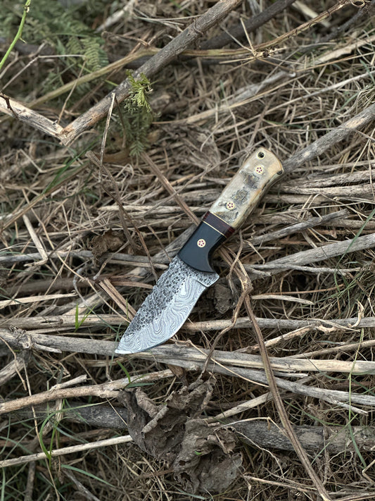 Handmade Damascus steel hunting knife