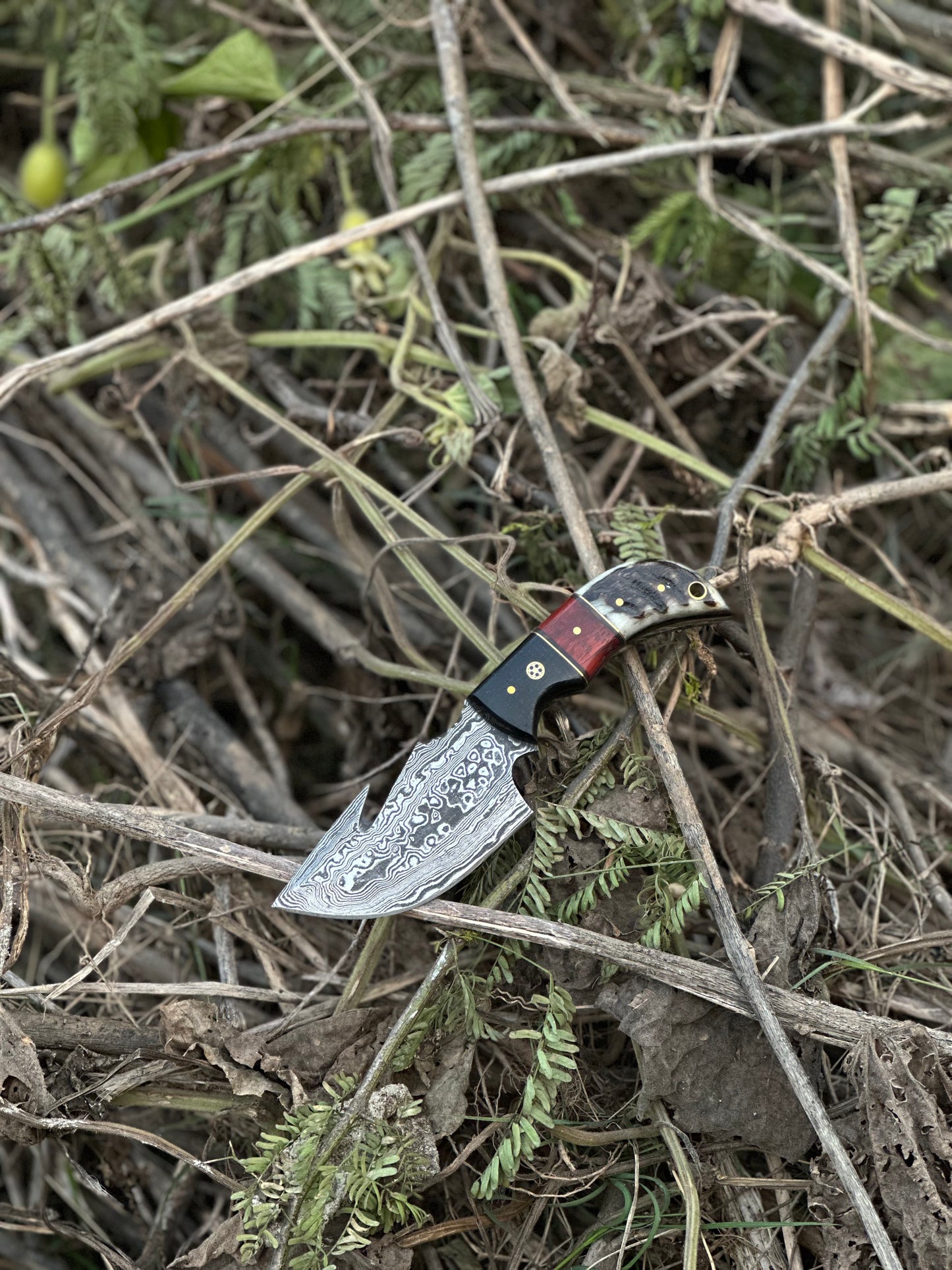 7.5” Damascus steel guthook knife with a high-quality resin handle and premium leather sheath.