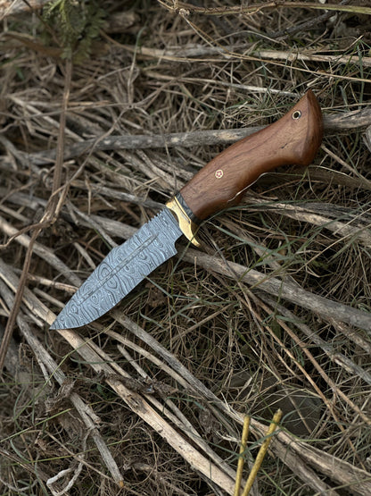 Damascus steel hunting knife