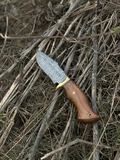 Damascus steel hunting knife