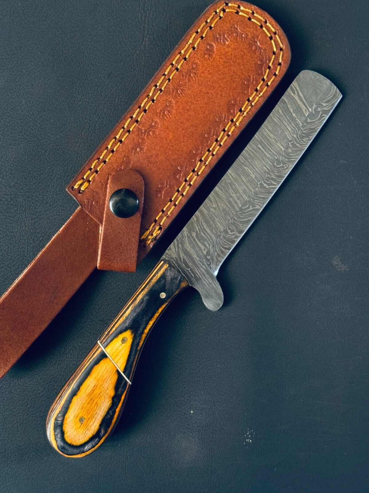 Bull Cutter Knife – Damascus Blade with Leather Sheath for Outdoor Use