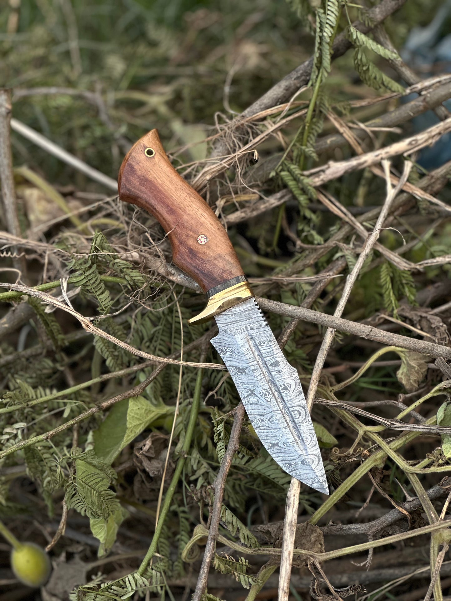 Damascus steel hunting knife