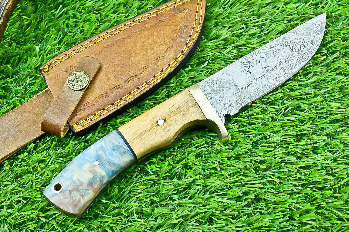 Handmade Damascus Steel Hunting Knife – Olive Wood & Resin Handle with Leather Sheath

