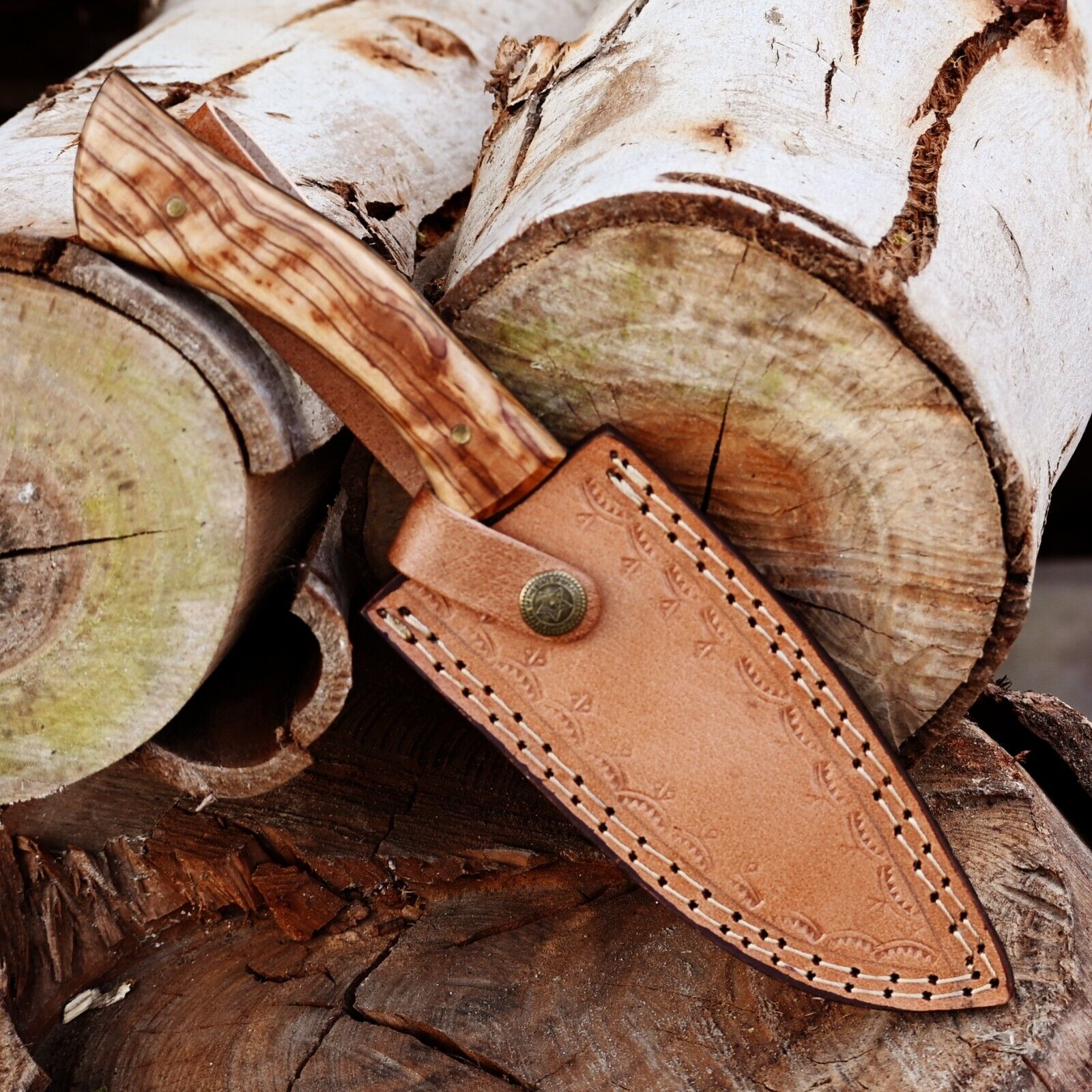 "Custom Damascus steel hunting knife with handcrafted leather sheath – ideal for outdoorsmen"