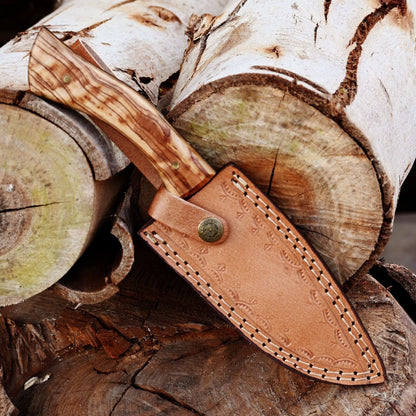 "Custom Damascus steel hunting knife with handcrafted leather sheath – ideal for outdoorsmen"