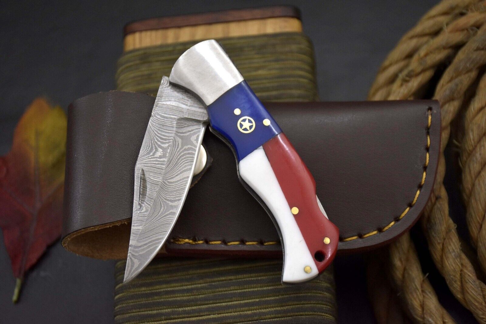 "Custom Texas flag Damascus knife with leather sheath – perfect gift item for collectors"