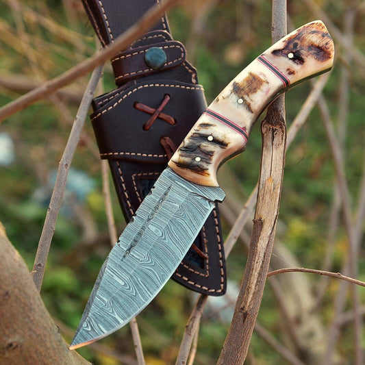 Custom handmade Damascus skinning knife with a 4.5-inch blade and sheep horn handle, perfect for precision skinning and hunting applications