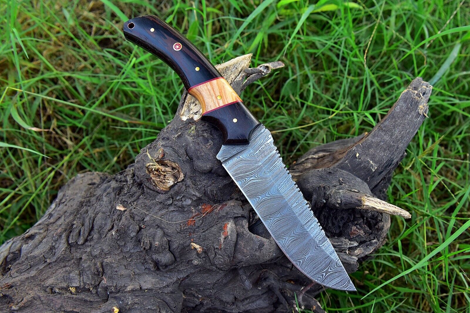 Custom handmade Damascus steel skinning knife with 4.5-inch blade, buffalo horn and olive wood handle, perfect for hunting and outdoor use