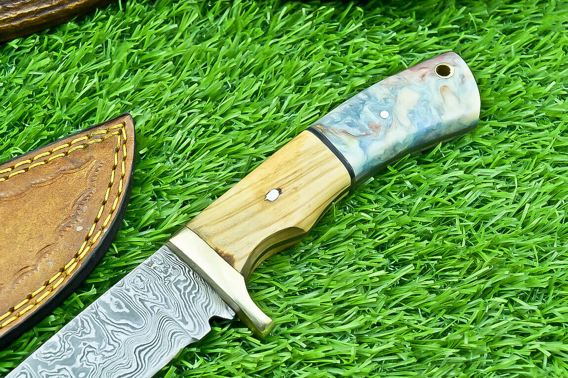 Handmade Damascus Steel Hunting Knife – Olive Wood & Resin Handle with Leather Sheath

