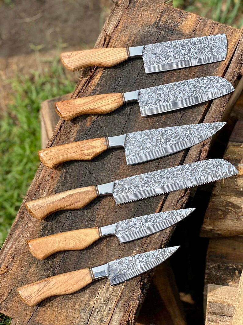 Hand made stainless steel kitchen knives set with a Damascus pattern on it/ 6 Pieces knife set with leather sheath/ ''Oil free knives set''