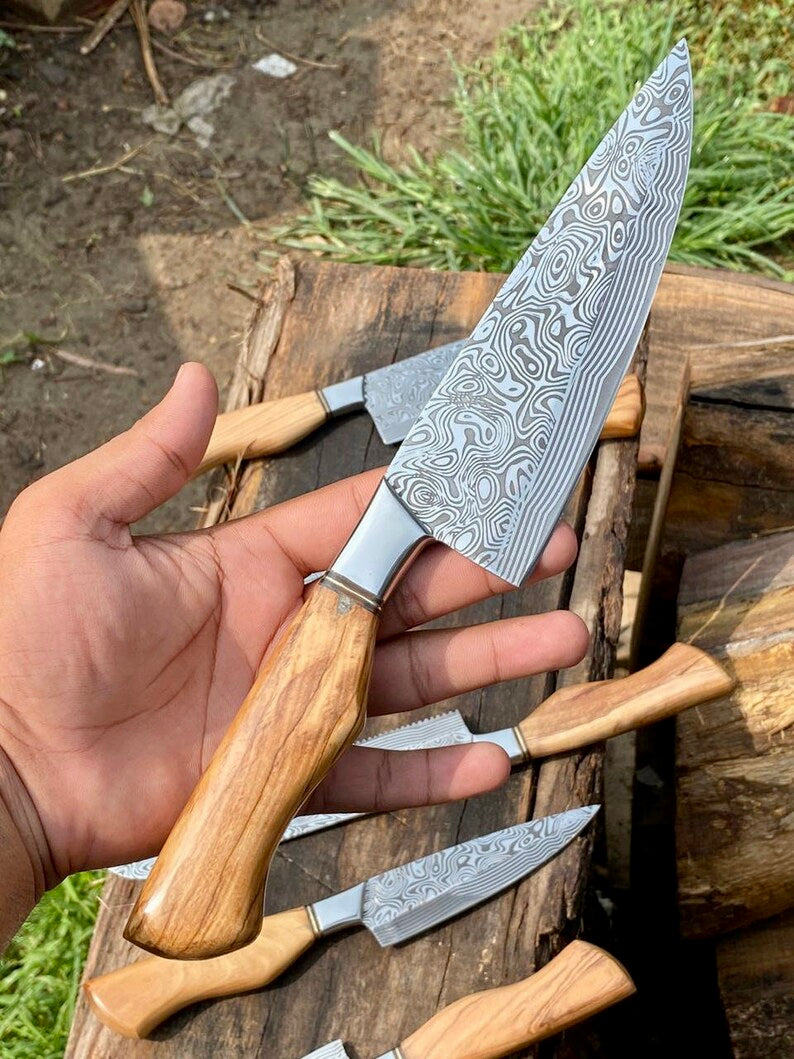 Hand made stainless steel kitchen knives set with a Damascus pattern on it/ 6 Pieces knife set with leather sheath/ ''Oil free knives set''