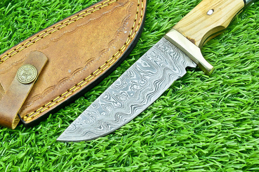 Handmade Damascus Steel Hunting Knife – Olive Wood & Resin Handle with Leather Sheath

