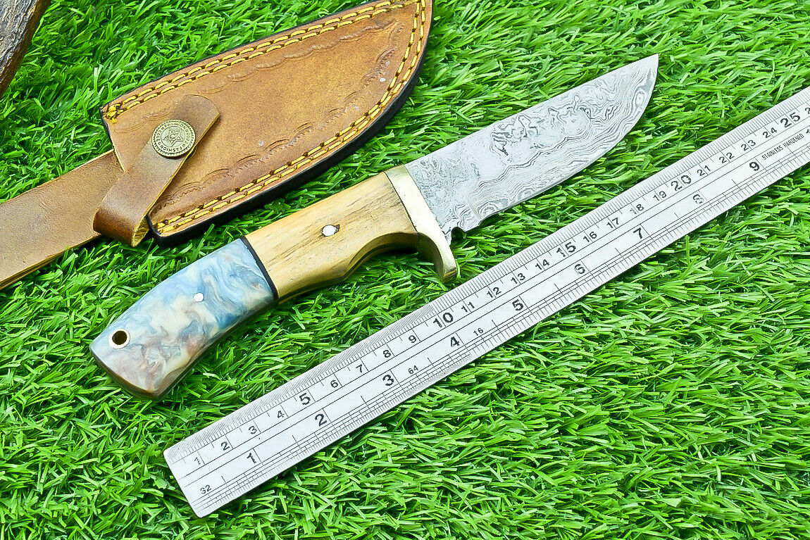 Handmade Damascus Steel Hunting Knife – Olive Wood & Resin Handle with Leather Sheath

