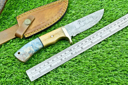 Handmade Damascus Steel Hunting Knife – Olive Wood & Resin Handle with Leather Sheath

