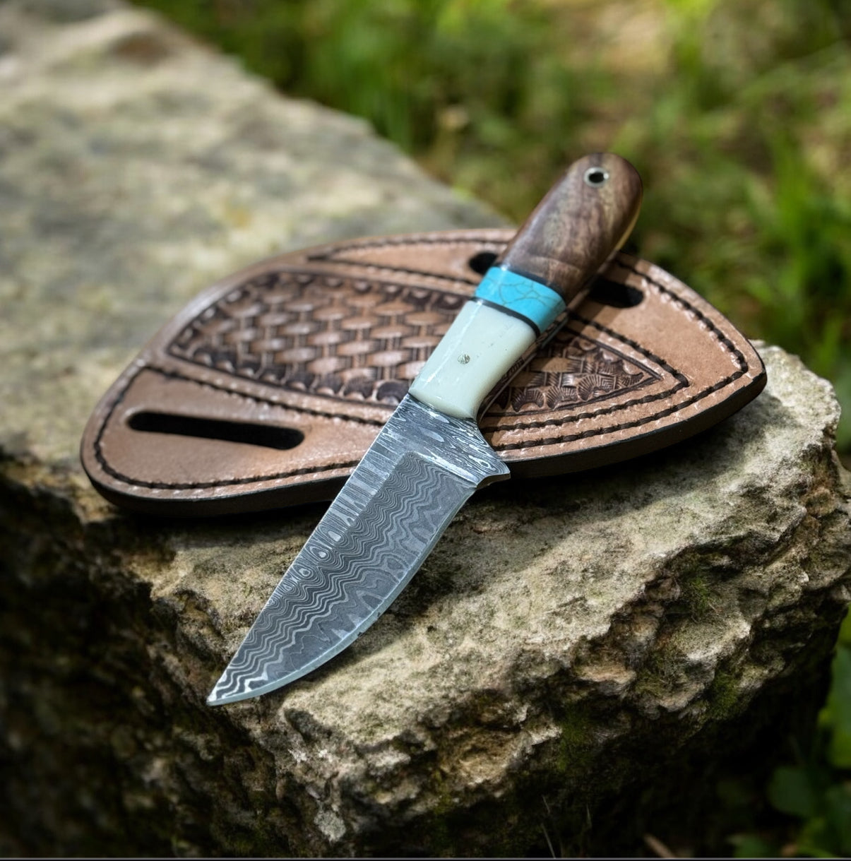 Handmade Western Damascus Knife – Resin & Rosewood Handle with Leather Sheath

