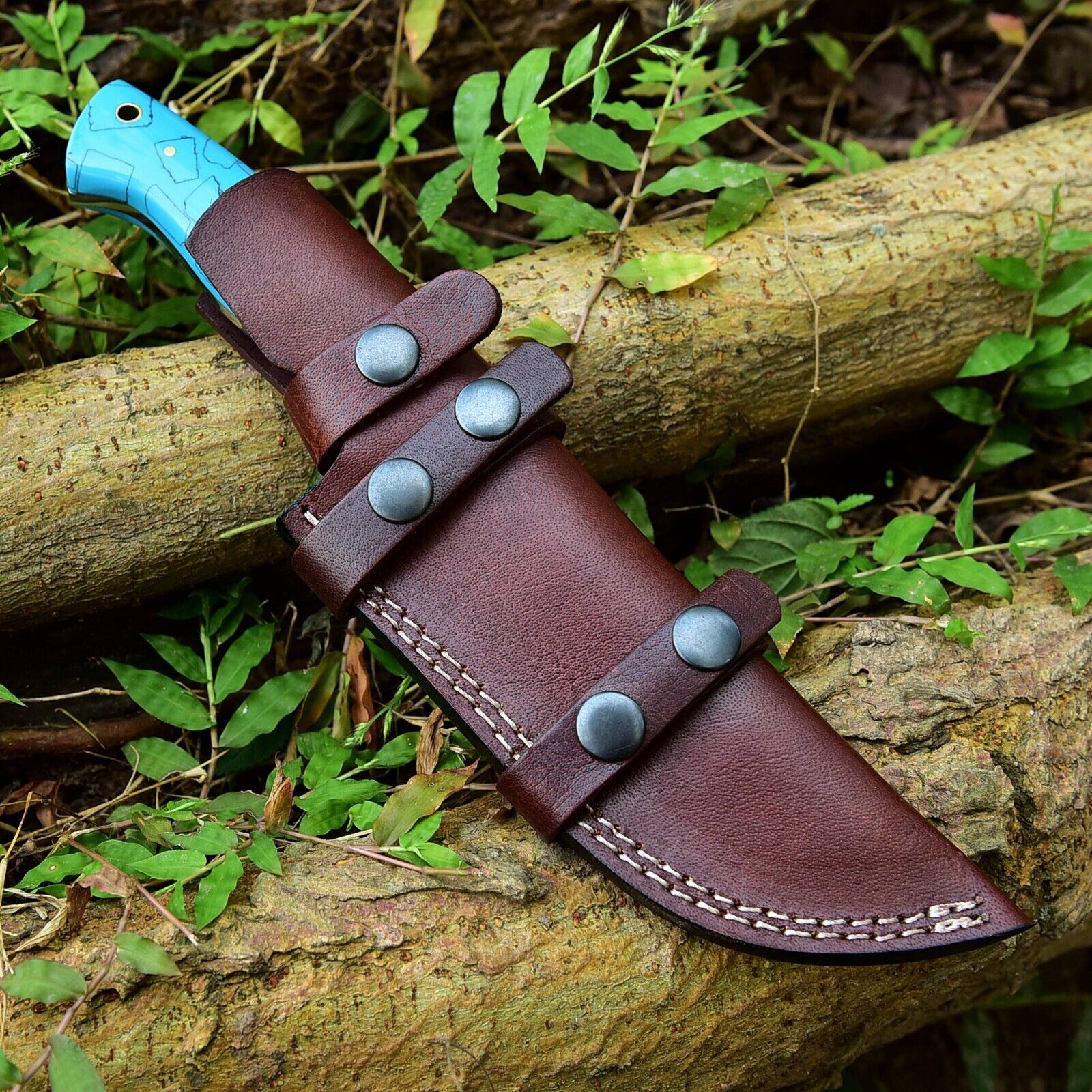 High-quality handmade Damascus steel skinning knife, featuring 4.5-inch blade and ergonomic resin handle