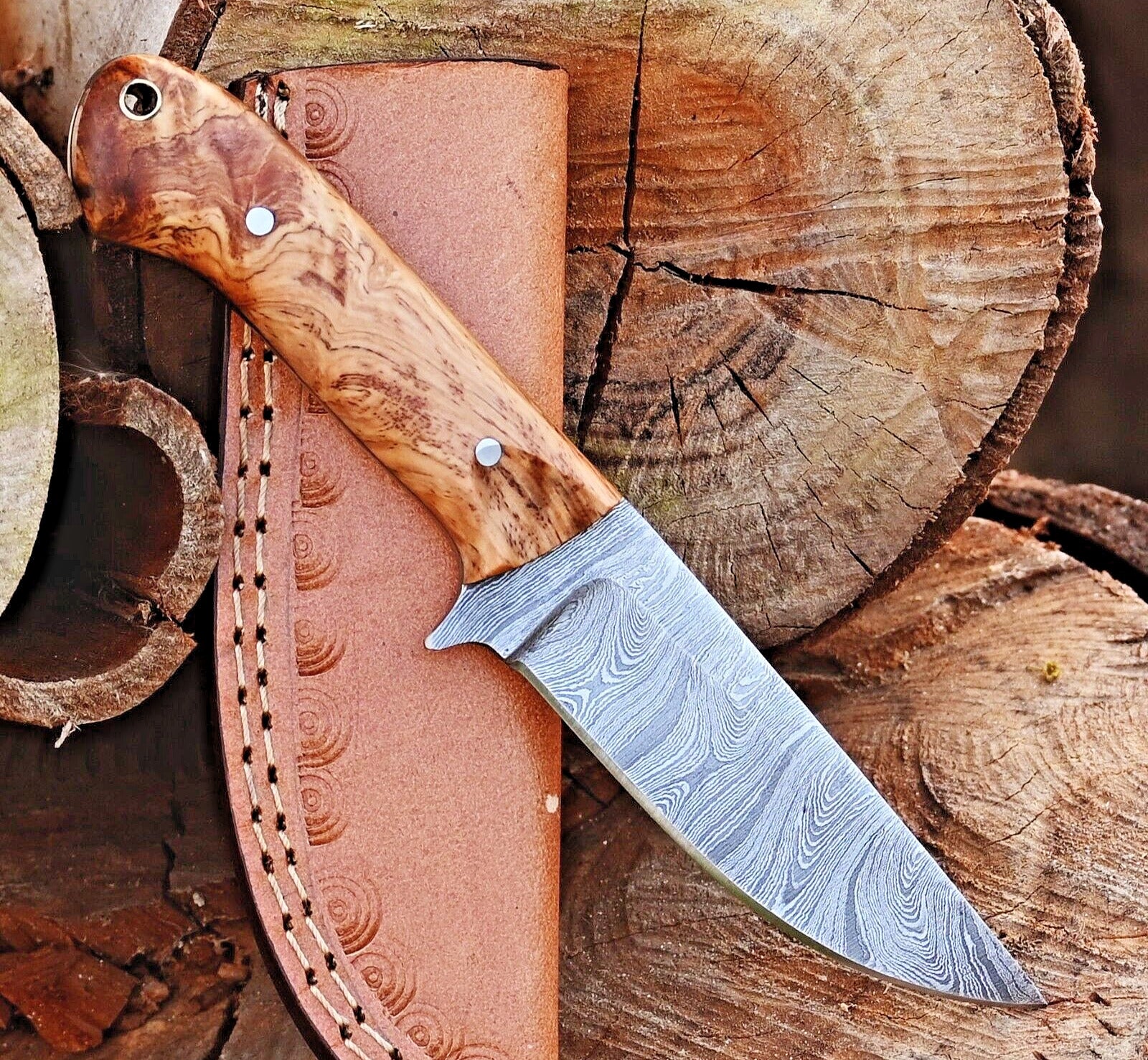 "Premium Damascus hunting knife with rosewood handle – perfect gift for hunters"